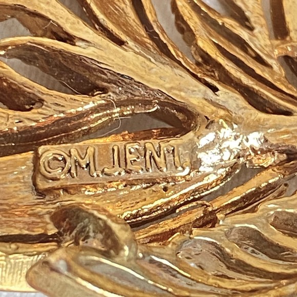 M JENT Gold Tone Filagree Leaf Brooch - Picture 5 of 6